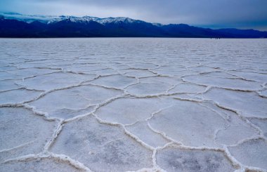 Death Valley Ulusal Parkı, Tuzlu Kil, Kaliforniya. Çatlamış ve şişmiş tuzlu düz tuz vadisi, ölü tuz manzarası