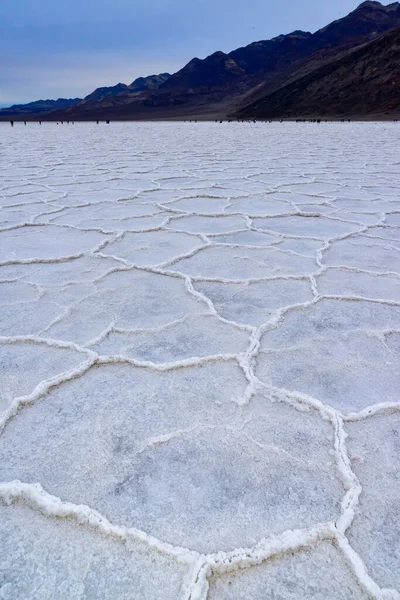 Death Valley Ulusal Parkı, Tuzlu Kil, Kaliforniya. Çatlamış ve şişmiş tuzlu düz tuz vadisi, ölü tuz manzarası