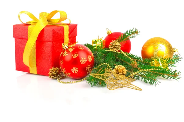 Weihnachten rotes Geschenk mit Tannenzweig — Stockfoto