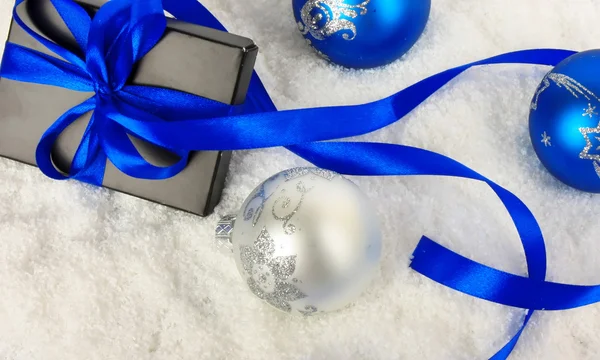 Christmas gift on snow — Stock Photo, Image