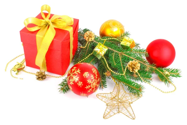 Presente vermelho de Natal com ramo de abeto — Fotografia de Stock