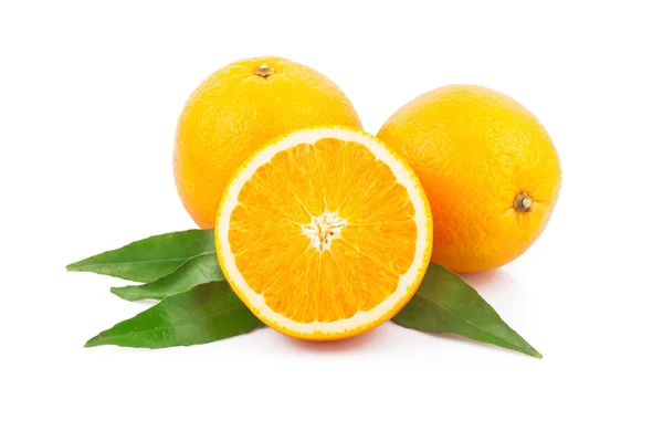 Orangen mit Blättern — Stockfoto