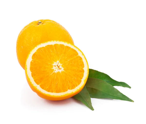 Sinaasappelen met bladeren — Stockfoto