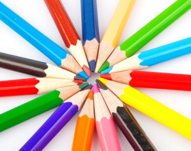 Bir sürü renkli kalem.