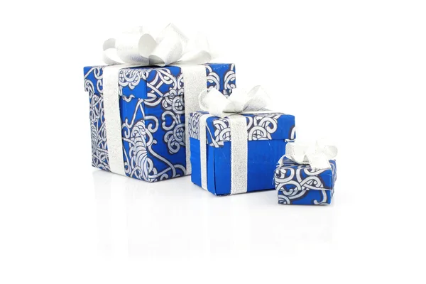 Presentförpackning blå på vit — Stockfoto