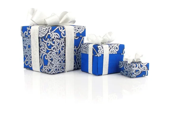Presentförpackning blå på vit — Stockfoto