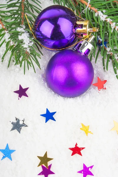 Bola azul de Navidad en abeto —  Fotos de Stock