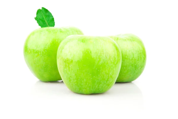 Grönt äpple med blad — Stockfoto