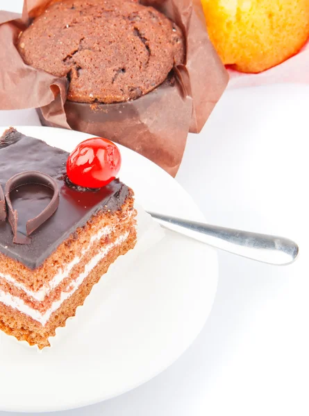 Chocolate cake and cupcakes — Stock Photo, Image