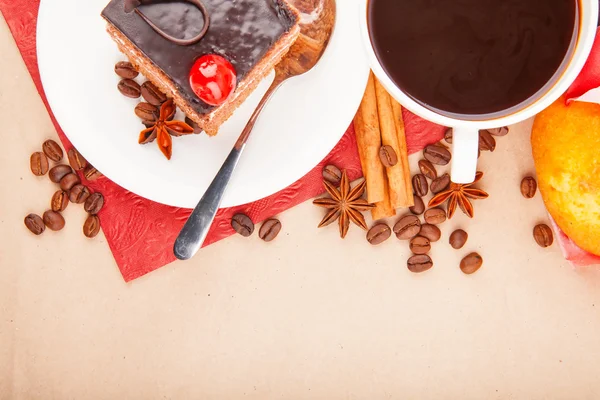 Kaffe med kryddor och kaka — Stockfoto