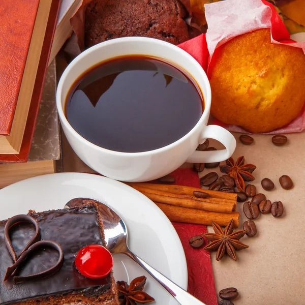 Pastel de chocolate y libros — Foto de Stock