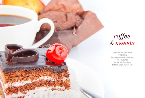 Pastel de chocolate y cupcakes — Foto de Stock