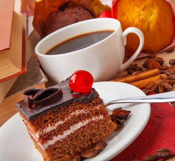 초콜릿 케이크와 책 — 스톡 사진