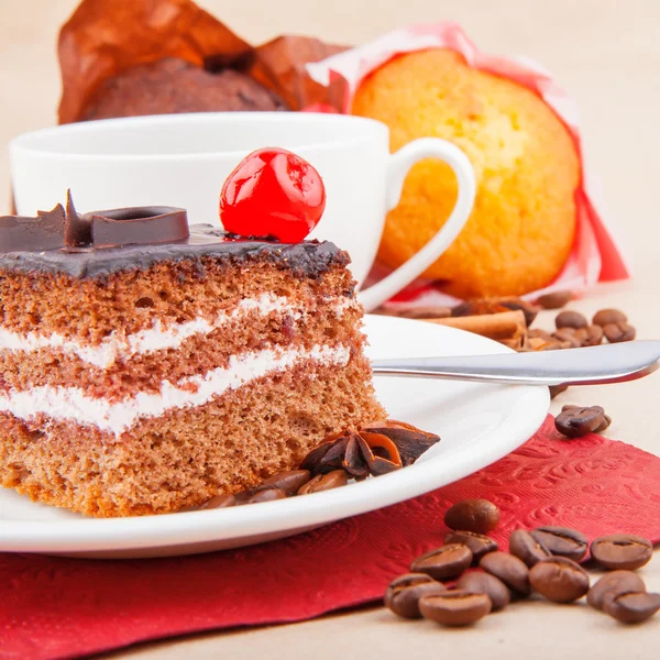 Körsbärskaka och cupcake — Stockfoto