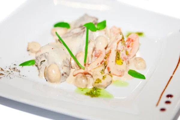 Viande aux champignons en sauce blanche — Photo