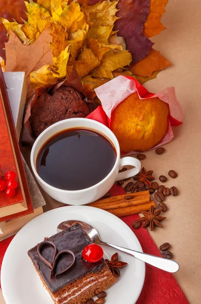 Pastel de chocolate y libros — Foto de Stock