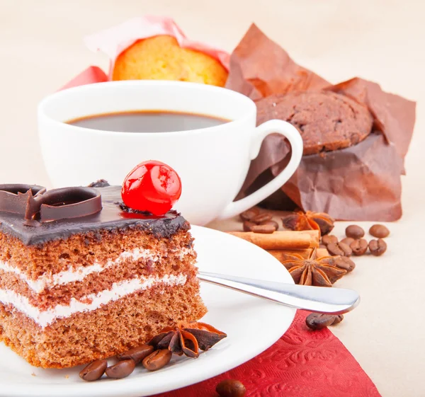 Cherry cake and cupcake — Stock Photo, Image