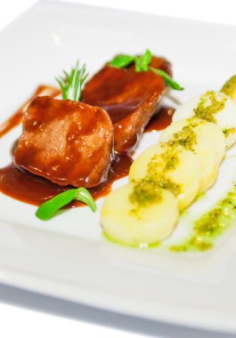 eti kırmızı soslu patates ile