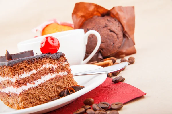 Cherry cake and cupcake — Stock Photo, Image