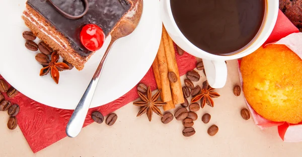 Café con especias y pastel — Foto de Stock