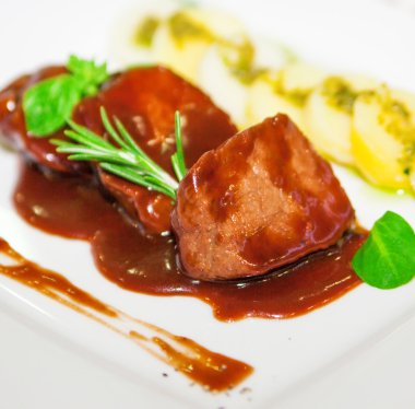 eti kırmızı soslu patates ile