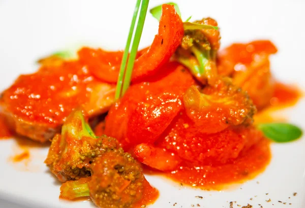 Gestoofd rundvlees met tomaten en broccoli — Stockfoto