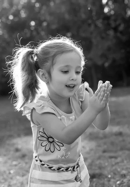 Маленькая девочка с пузырьками — стоковое фото