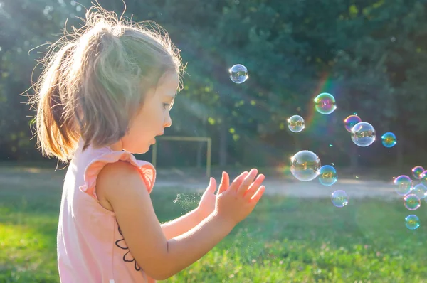 Bambina con bolle — Foto Stock