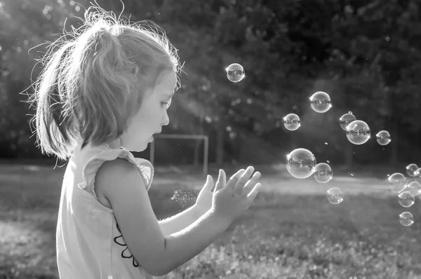 Niña con burbujas — Foto de Stock