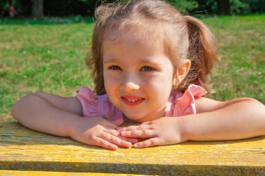 bankta küçük kız