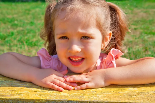 Niña en el banco — Foto de Stock