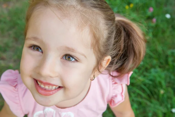 Sonriente niña — Foto de Stock