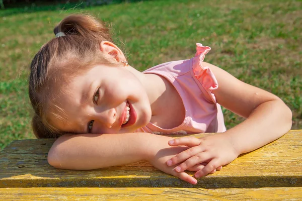 Niña en el banco — Foto de Stock