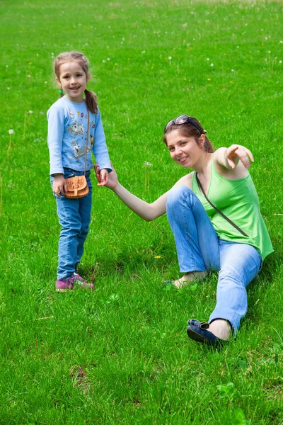 Tjejer utomhus — Stockfoto