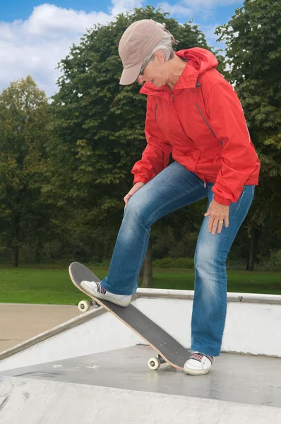 Γιαγιά σε ένα skateboard — Φωτογραφία Αρχείου