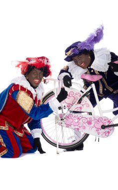 Zwarte piet bir kurabiyeden onun lastik içinde bulur.