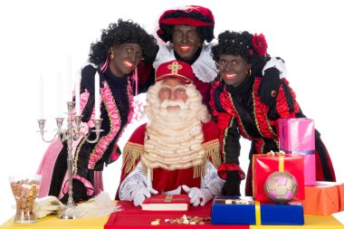 Sinterklaas ve onun yardımcıları birkaç