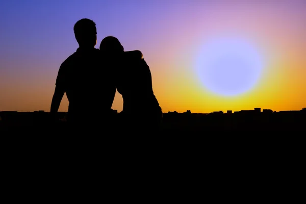 Silueta de pareja observando la puesta de sol — Foto de Stock