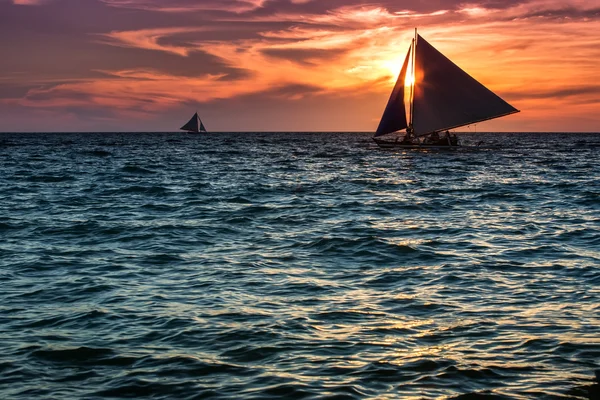 Zeilboot zonsondergang over de oceaanwater — Stockfoto