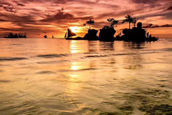 Silhueta de uma ilha no oceano — Fotografia de Stock