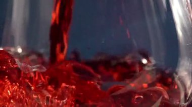 Kırmızı şarap dök.