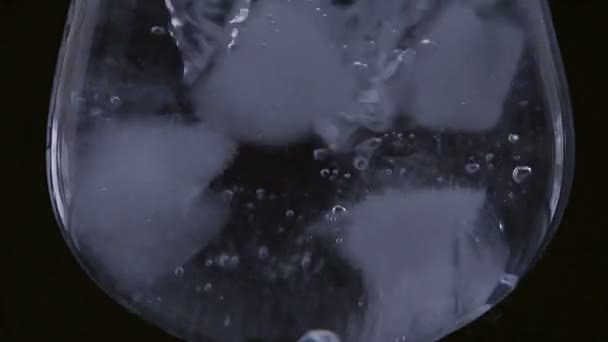 Лед и вода — стоковое видео