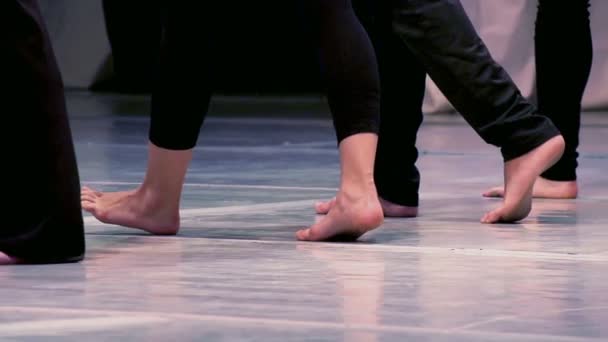 Bailarines descalzos — Vídeo de stock