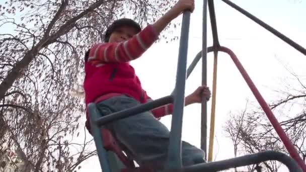 Les enfants sur un swing — Video