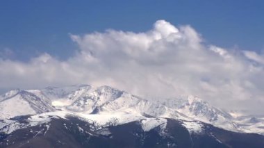 Bulutlardaki dağ zirveleri