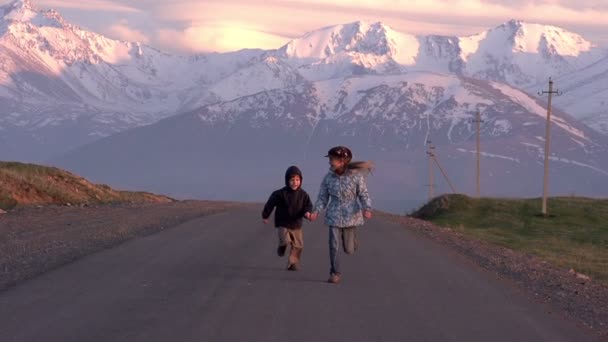 Los niños corren hacia la puesta del sol — Vídeos de Stock