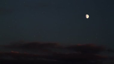 ay yıldızlı gökyüzü görünümü. Timelapse