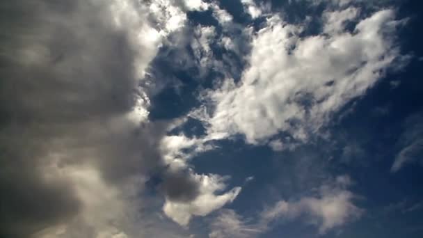 A felhőkön áthaladó fénysugarak utat törnek maguknak. Időeltolódás — Stock videók