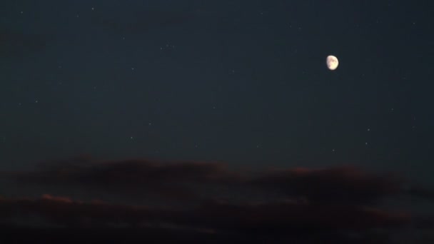 Apparition de la lune dans un ciel étoilé. Temps écoulé 
