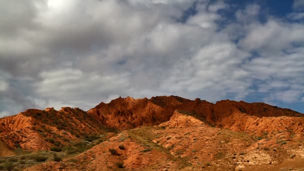 El lapso de tiempo. Las nubes corren rápidamente sobre las montañas rojas — Vídeo de stock